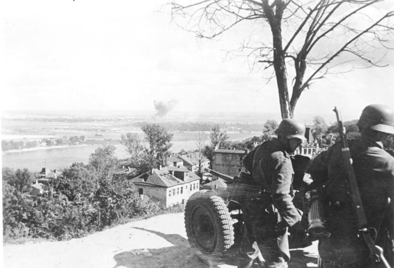 Bundesarchiv_Bild_183-L29208,_Ukraine,_Kiew,_deutsche_Pak_auf_der_Zitadelle