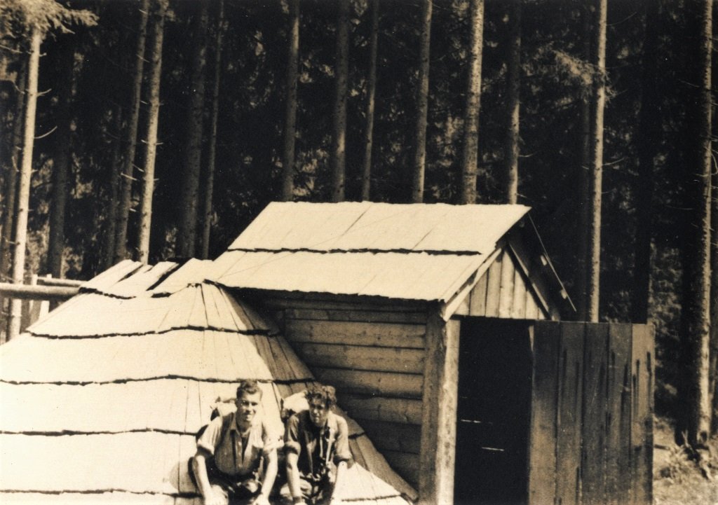Чеські студенти біля колиби лісорубів у Карпатах, 1934 рік. Фото з особистого архіву Петра Фейфара