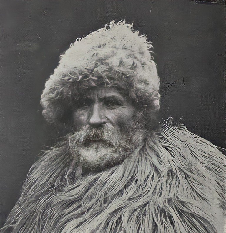 Чоловік із села Синевирська Поляна, Міжгірщина, у гуні-коцовані та шапці з овечої вовни, 1937 рік.jpeg