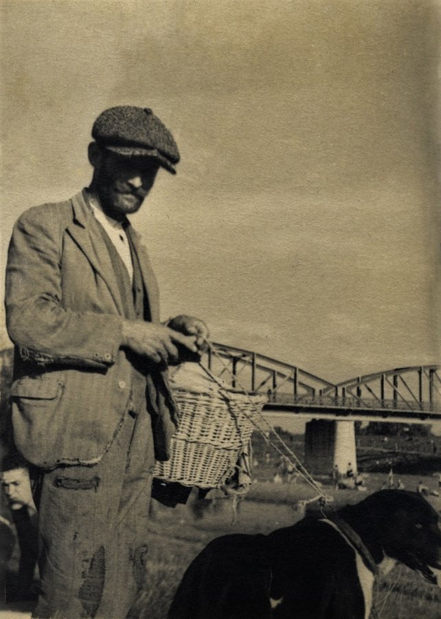 Чоловік з собакою біля Пішохідного моста на річці Уж. Ужгород, серпень 1934 року. Фото Зденка Фейфара з особистого архіву Петра Фейфара