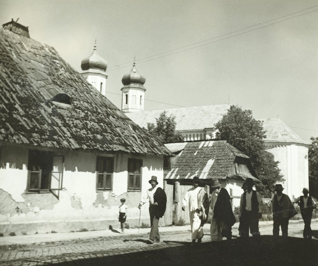 Чоловіки на вулиці у Хусті, 1939 р. Szöllősy Kálmán, F 329773 Néprajzi Múzeum. Budapest, Magyarország