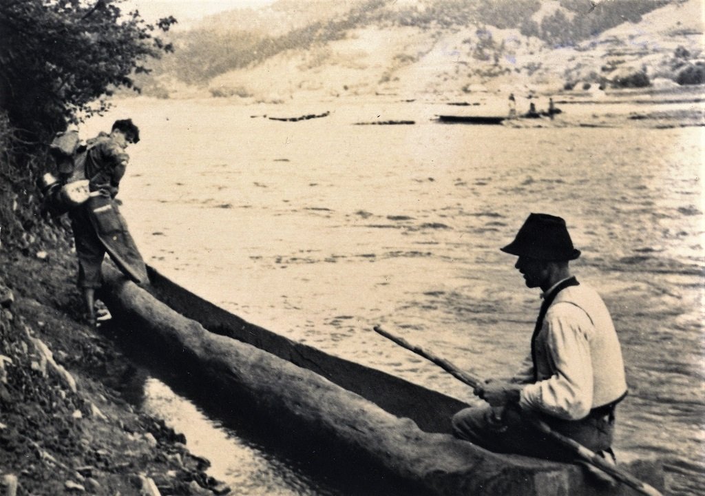 Човен-довбанка на річці Ріка у Воловому (сьогодні Міжгір’я), 1934 рік. Фото Зденка Фейфара з особистого архіву Петра Фейфара