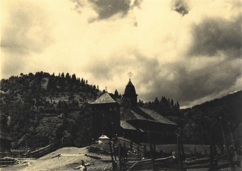 Дерев’яна церква у селі Брустури (сьогодні Лопухів) на Тячівщині, серпень 1934 року. Фото Зденка Фейфара з особистого архіву Петра Фейфара