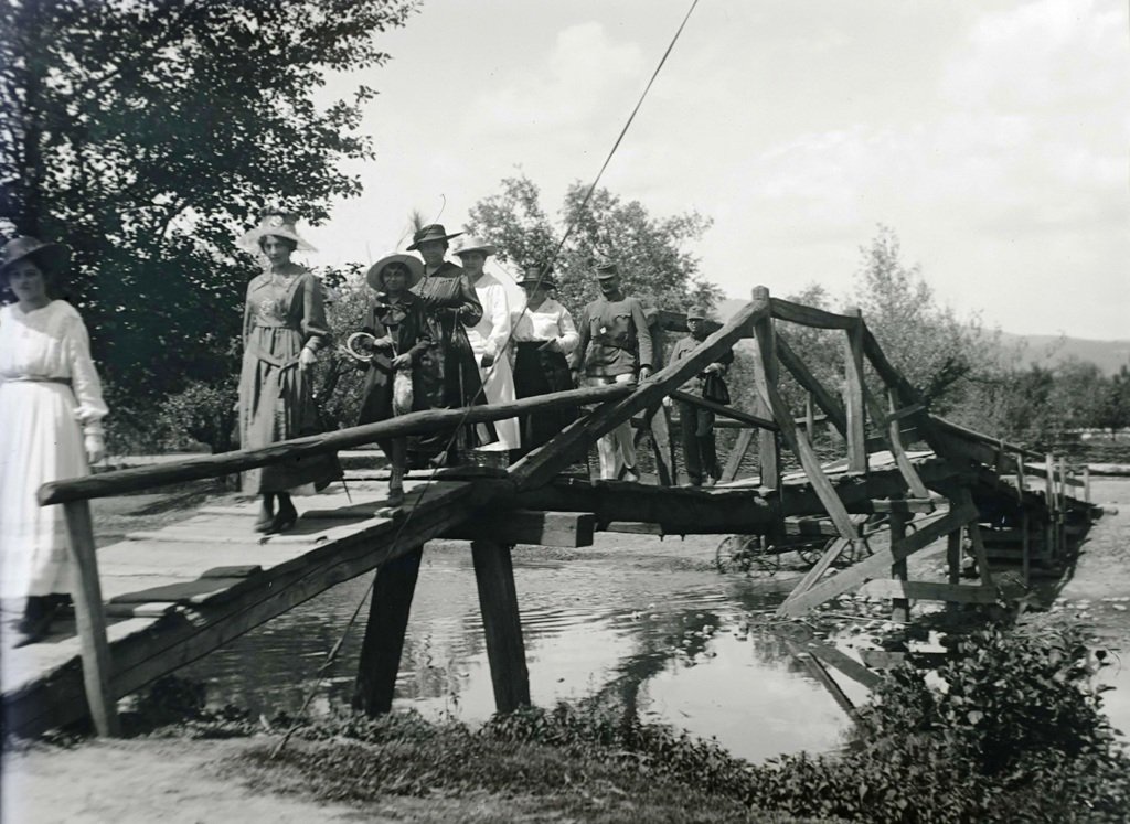 Дерев’яний міст через річку Хустець у місті Хуст, 1915 р. Фото Czak? Ferenc, Fortepan