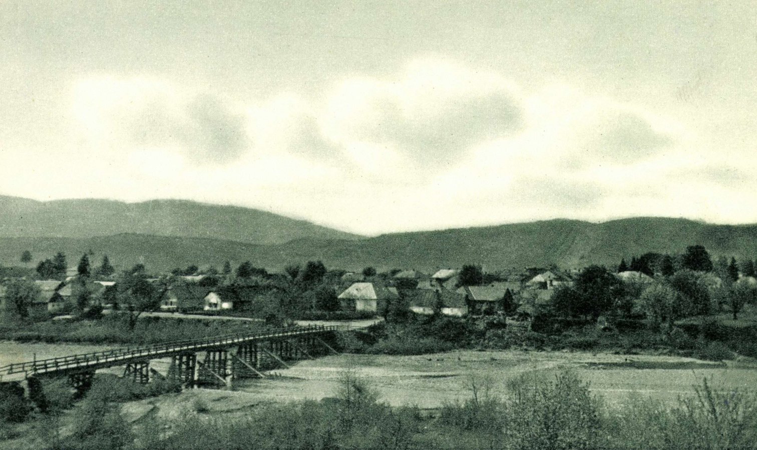 Дерев’яний міст через ріку Уж у селищі Великий Березний. Листівка 1930-х рр