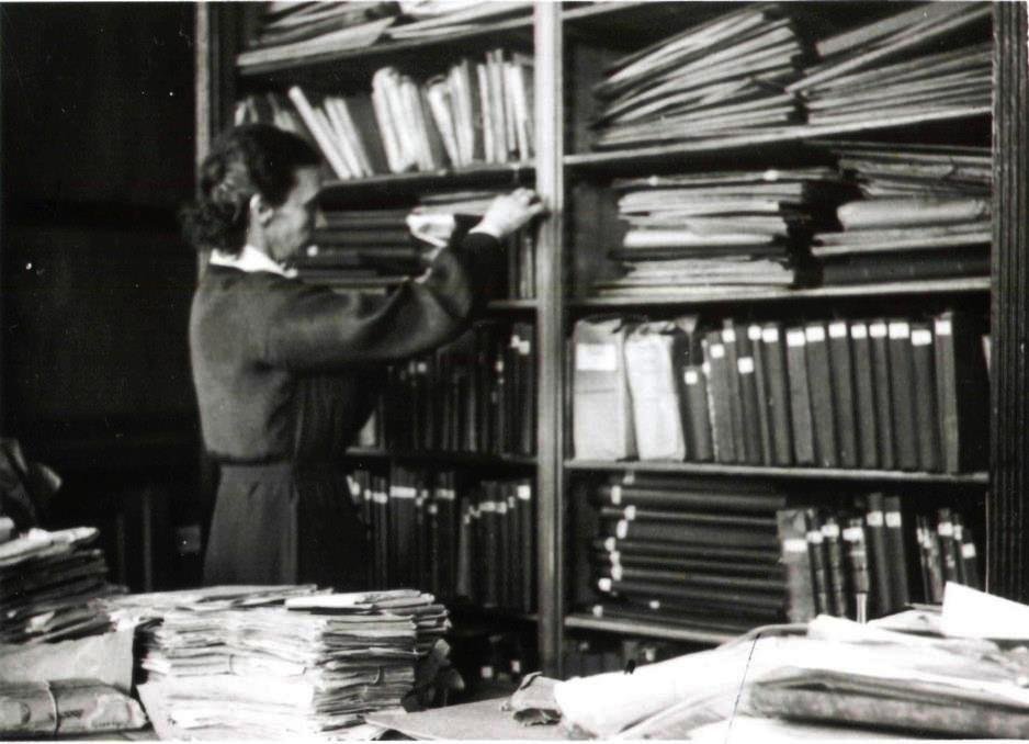 Деркач Марія_впорядковує архіви НТШ. 1940-і