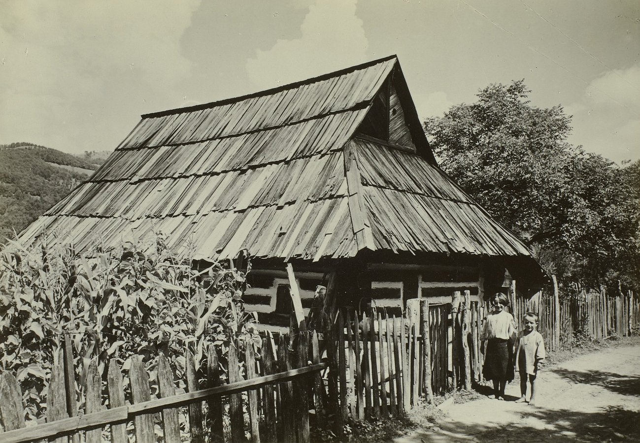 Діти біля гуцульської хати у Рахові, 1934 рік