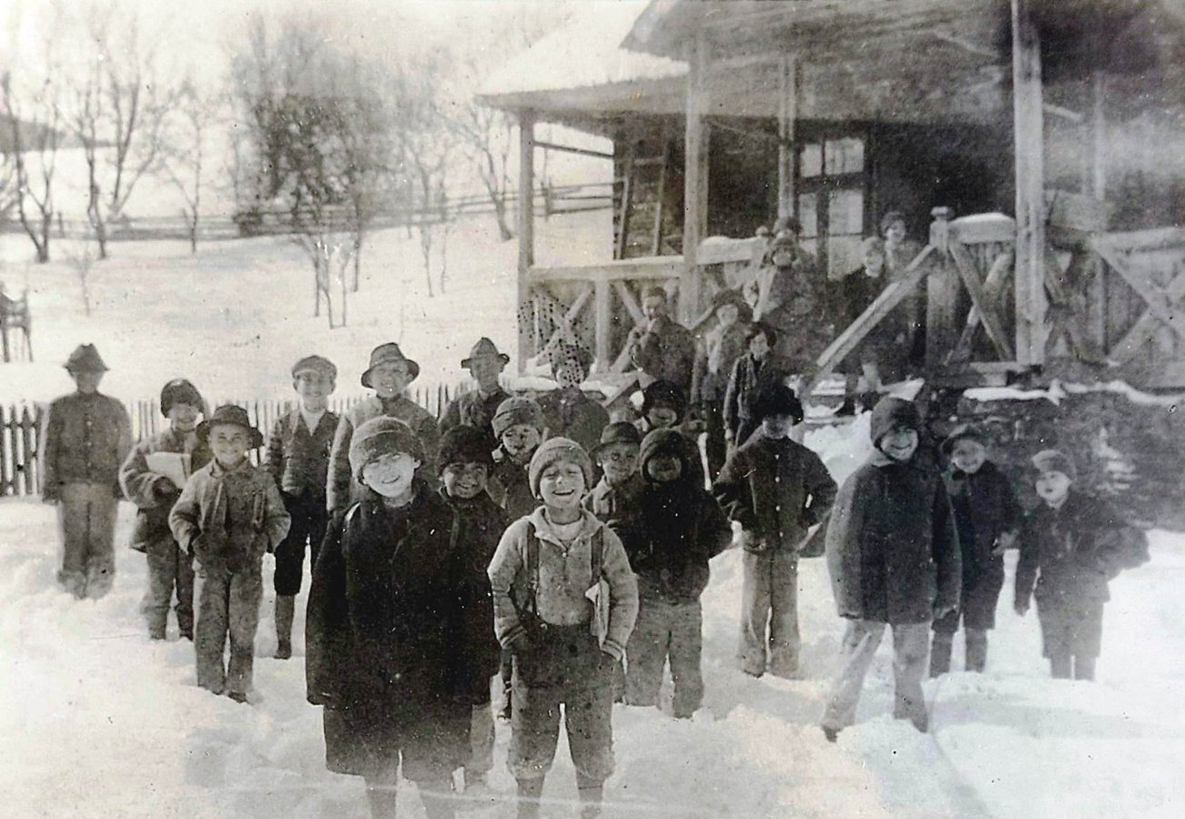 Діти біля школи у селі Тихий, 1930-ті роки. З архіву Івана Циганина