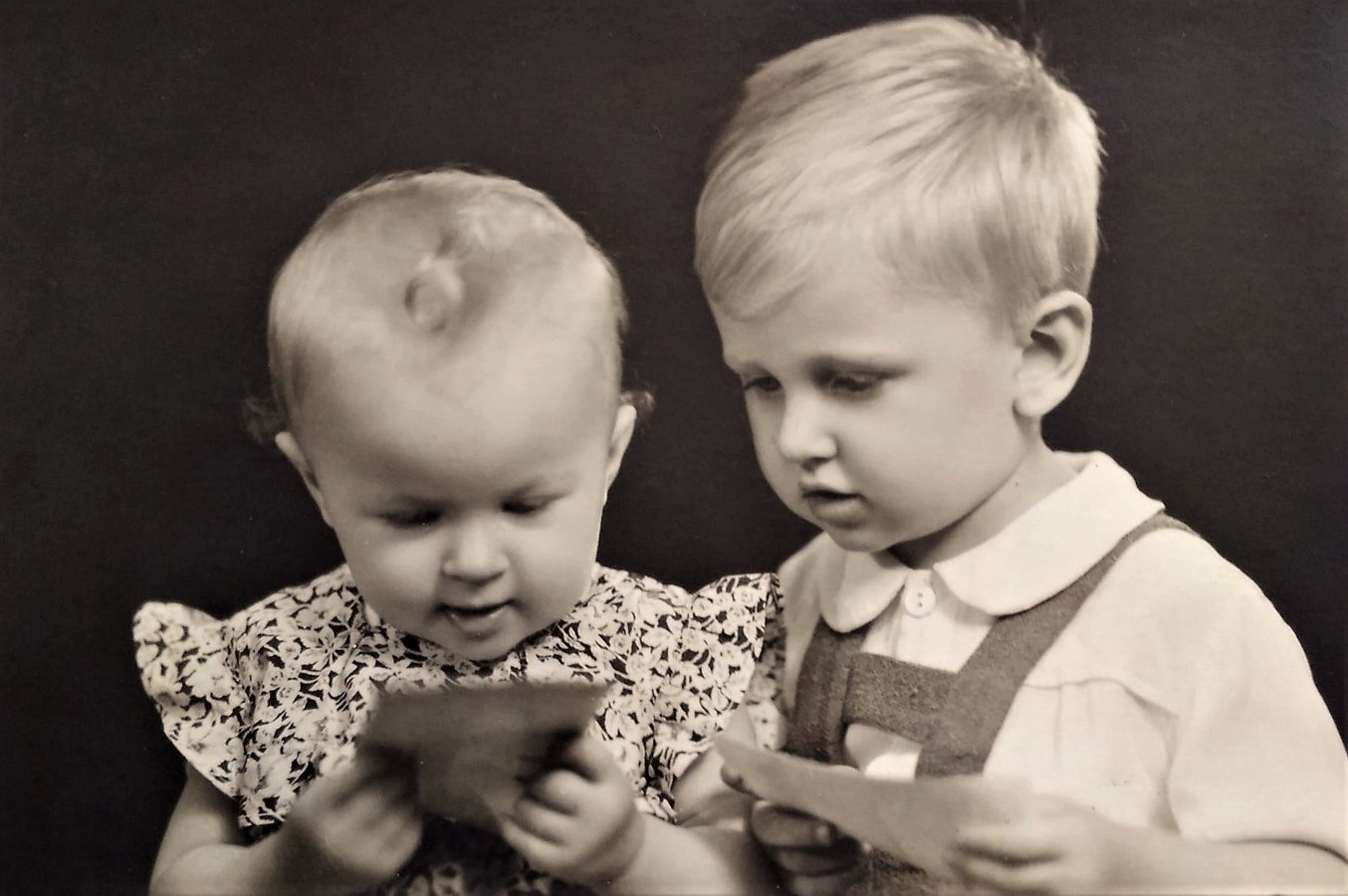 Діти переглядають фотографії. Ужгород, 1940-ві роки. Фото Степана Качурека з фотоколекції Андрія Куруца