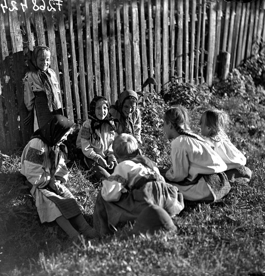Діти у селі Білин на Рахівщині, 1940 р. Vadas Ernő, NM F 268424, A Magyar Néprajzi Múzeum gyűjteménye