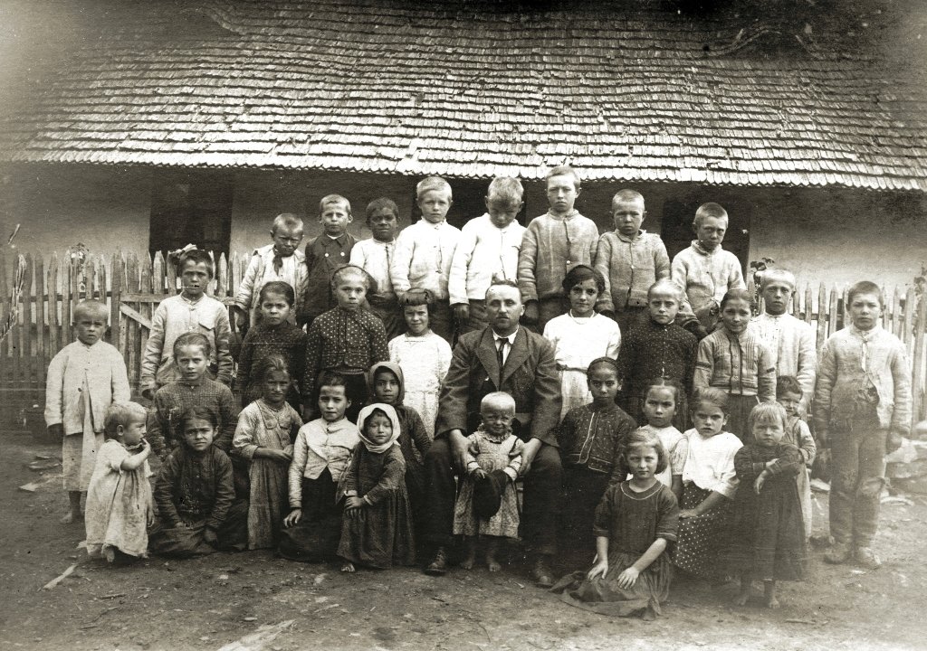 Діти з учителем у селі Костева Пастіль, 1920-ті роки. Зі збірки Ольги Тимофієвої