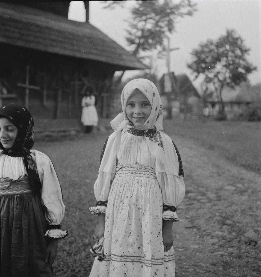 Дівчата біля дерев’яної церкви у селі Стеблівка на Хустщині (у 1994 році церква була сильно пошкоджена вогнем, авт.).jpg