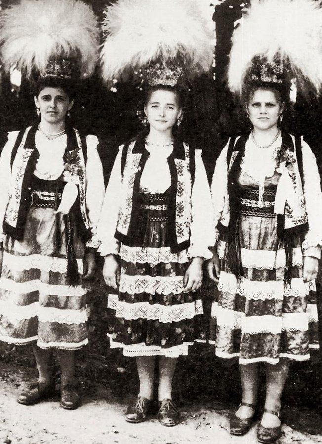 Дівчата на Буковині у весільних обрядових вінках з ковилою