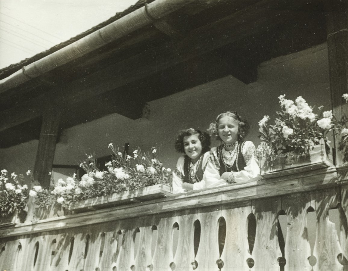 Дівчата на ґанку будинку у Хусті, 1939 р. Szöllősy Kálmán, F 329775 Néprajzi Múzeum. Budapest, Magyarország