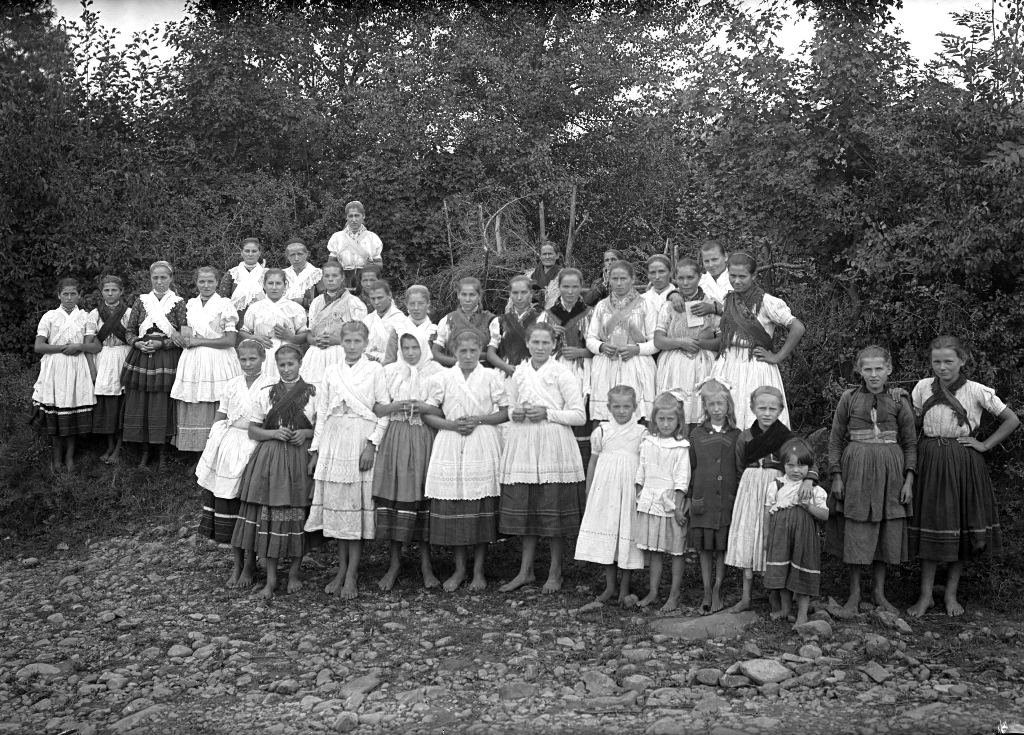Дівчата у селі Кам’яниця на Ужгородщині, 1920 р. Фото Флоріана Заплетала з архіву Миколи Мушинки