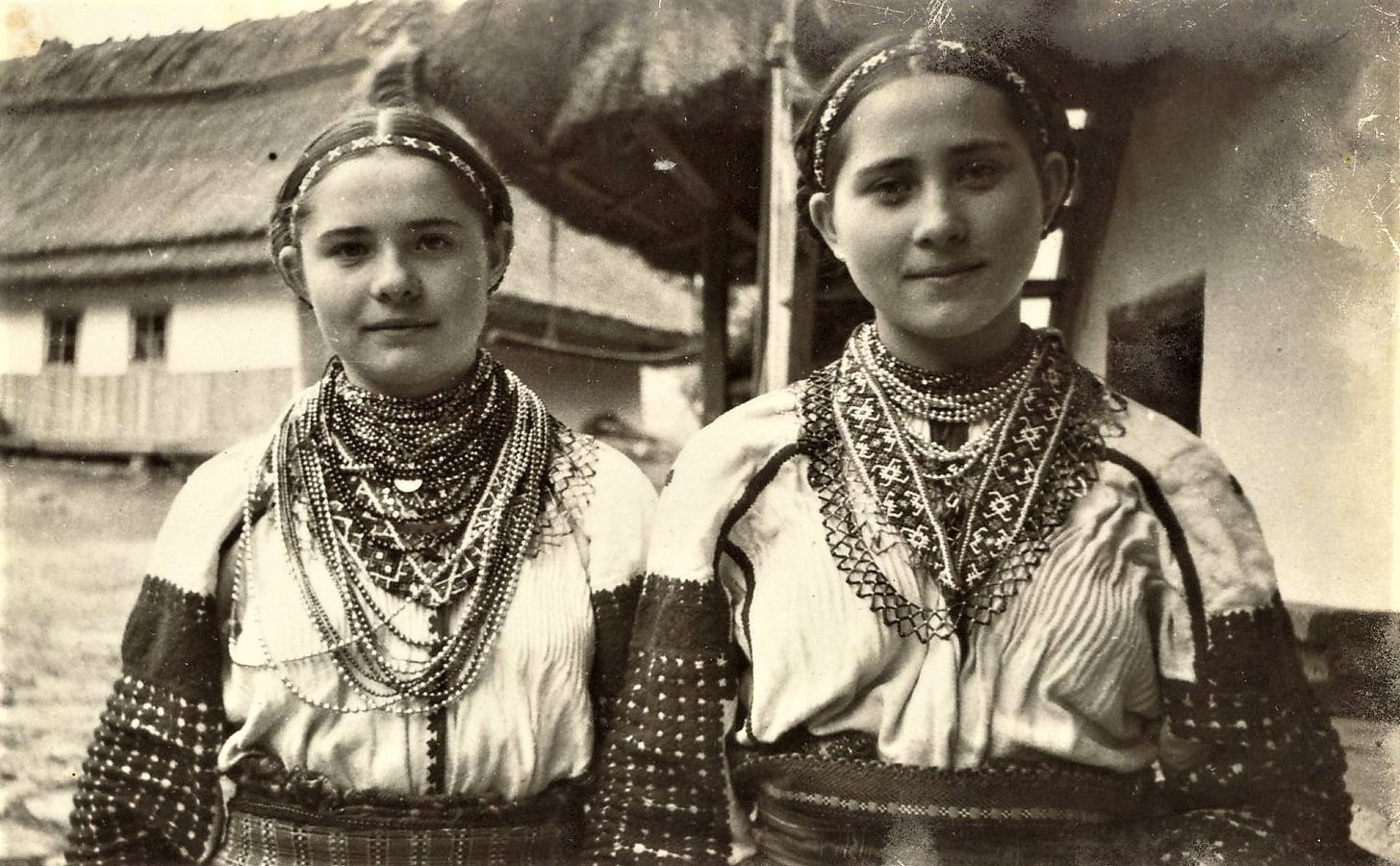Дівчата з села Раковець. Юліан Дорош, 1930-ті рр. Український музей-архів у Клівленді.JPG