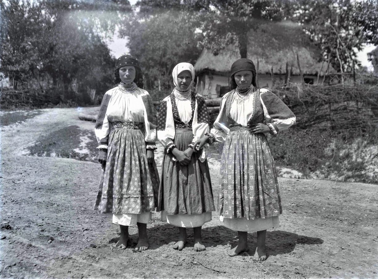 Дівчата з теребле-ріцької долини у сорочках-заспульницях, 1920-ті роки. Фото Їржі Крала, OAE_n6450 Sbírka Národního muzea, Praha, Česká republika