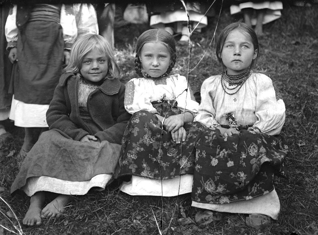 Дівчатка у селищі Волове (Міжгір’я), 1920 р. Фото Флоріана Заплетала з архіву Миколи Мушинки