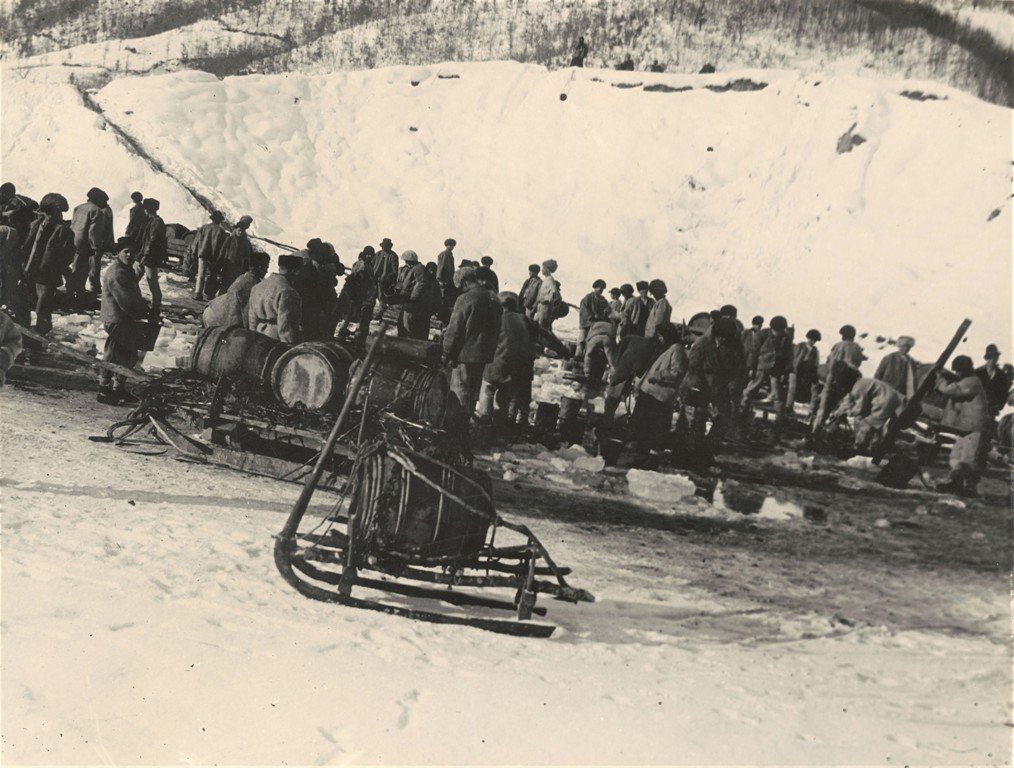 Добування ропи у селі Новоселиця на Тячівщині, 1920-ті роки. Фото Богуміла Вавроушека H4-PR-3746 Sbírka Národního muzea, Praha, Česká republika