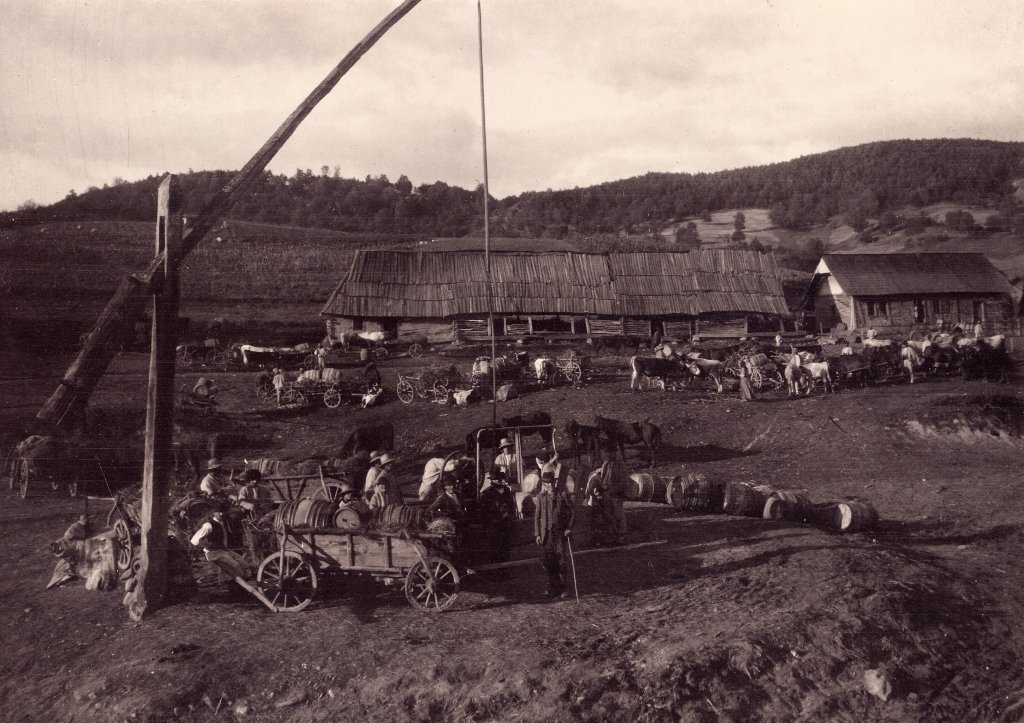 Добування ропи у селі Шандрово (тепер Олександрівка), початок 1900-х років. Архів Хведора Вовка, ІА НАН України