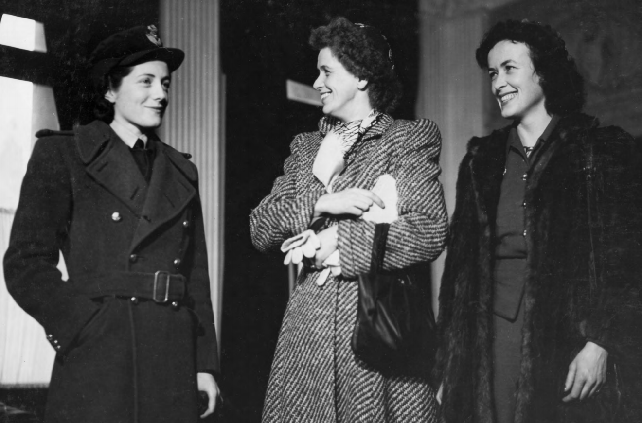 Доньки - Сара Олівер, Анна Беттінгер Рузвельт і Кетлін Гарріман, лютий 1945.png