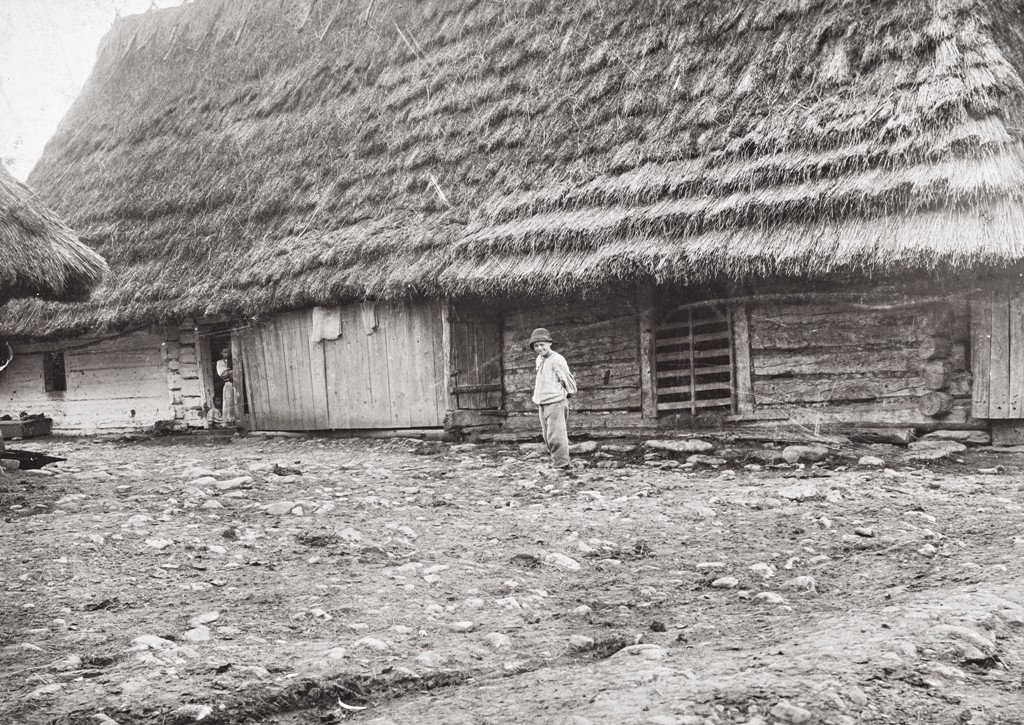 ’’Довга хижа’’ у селі Кострина, 1912 р. Архів Гіядора Стрипського, F63627 Néprajzi Múzeum, Budapest