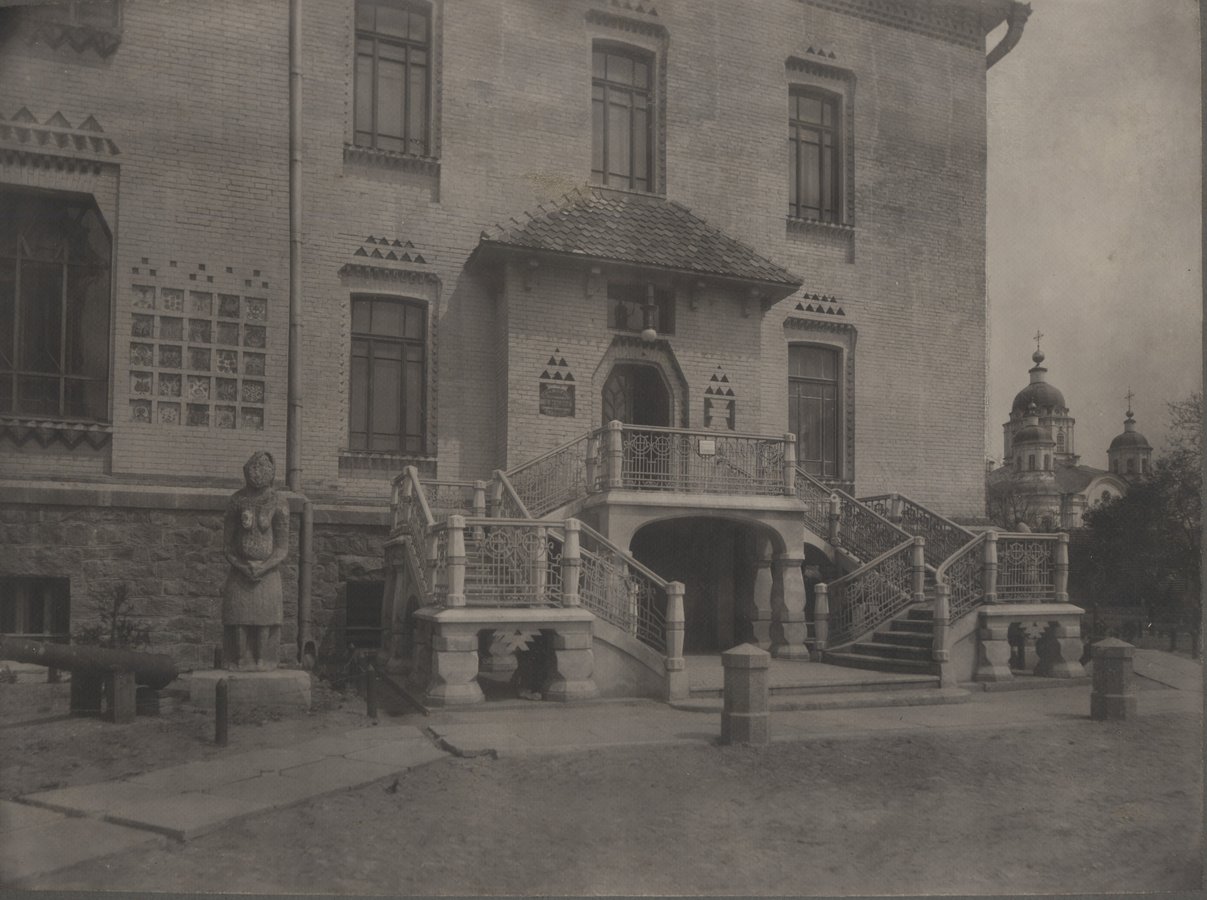 Дворовий ганок - вхід до музею. Світлина Йосипа Хмелевського, 1908 (фонди ПКМВК)