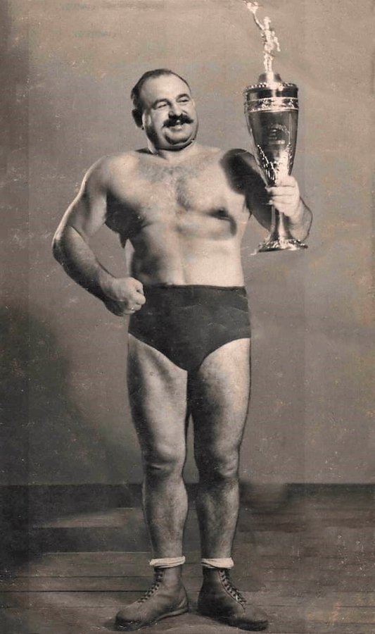 Еміл Корошенко після поєдинку з ’’Кінг-Конгом’’, 1950 рік. obecbiel.sk