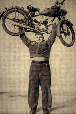 Еміл Корошенко тримає над головою мотоцикл Flying Flea, 1944 рік