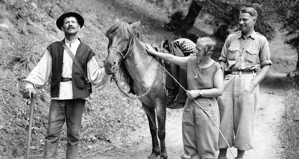 Фердинанд Бучина з дружиною Властою, провідник Микола Думен (зліва) та кінь Муці в Підкарпатській Русі (теперішнє Закарпаття).jpg