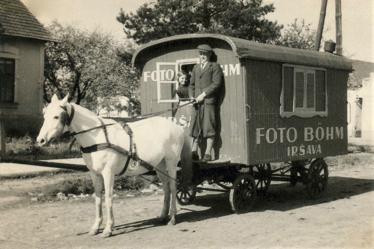 Фотограф Нандор Бьом (Nándor Böhm 1884–1944) зі своєю фотостудією на колесах у 1920–1930-тих рр., Nándor Böhm. Фото з архіву Володимира Хили