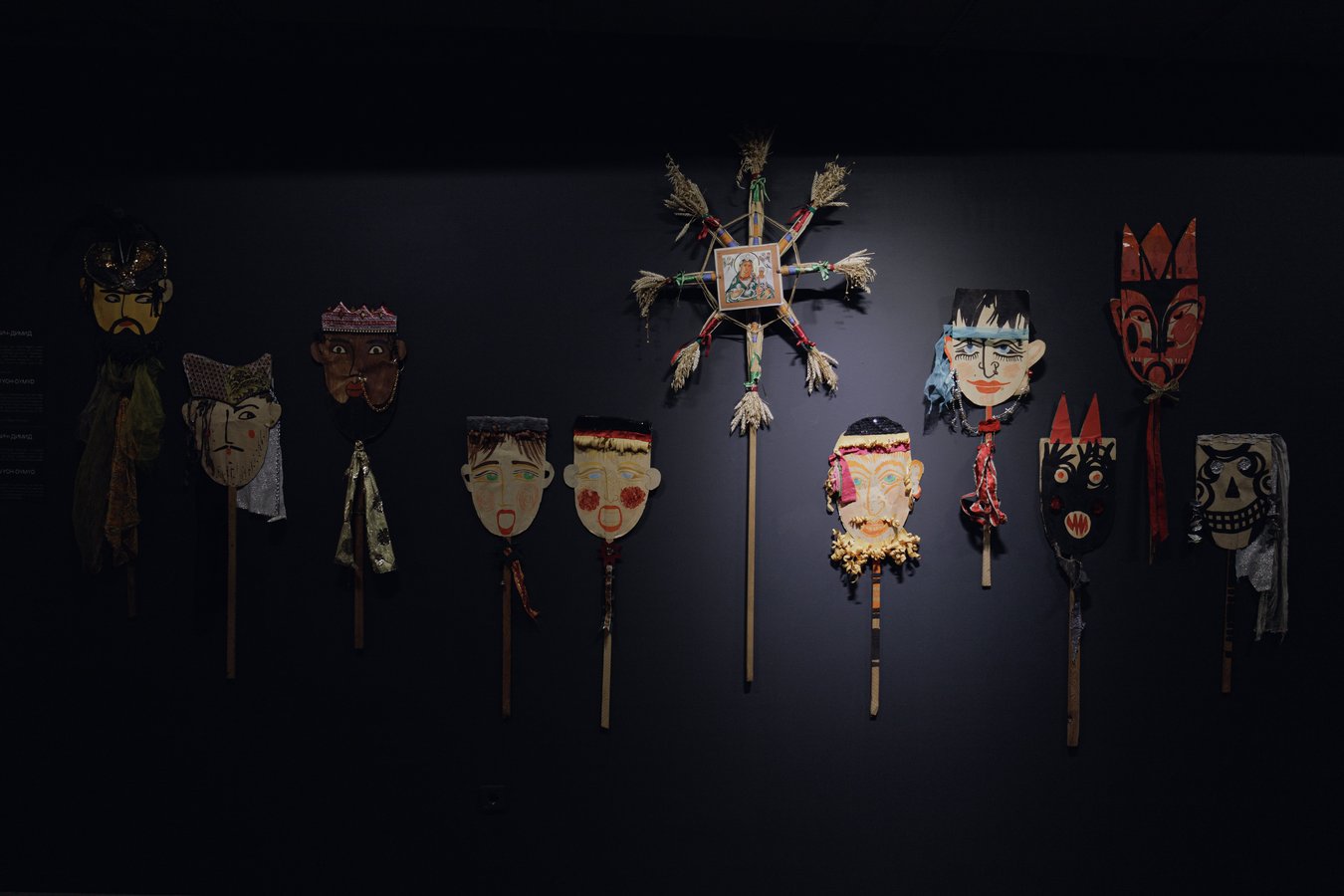 Фрагмент експозиції артпроєкту «Дочекатися Різдва_ Історії незнищенного Свята» (1)