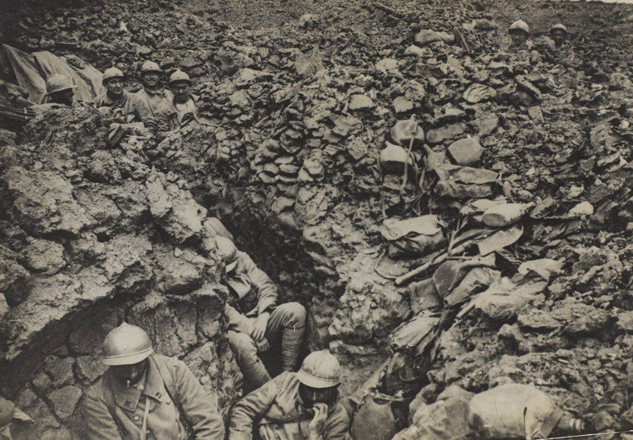 French_soldiers_of_the_87th_Regiment_shelter_in_their_trenches_at_Hill_304_at_Verdun