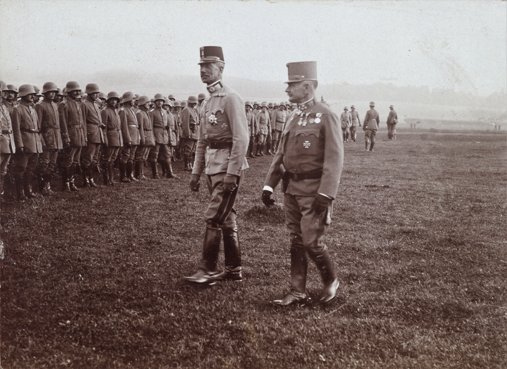 Генерал Бьом-Ермоллі (на передньому плані зліва) оглядає війська. Галичина, 1917 р. ÖNB Schalek Alice