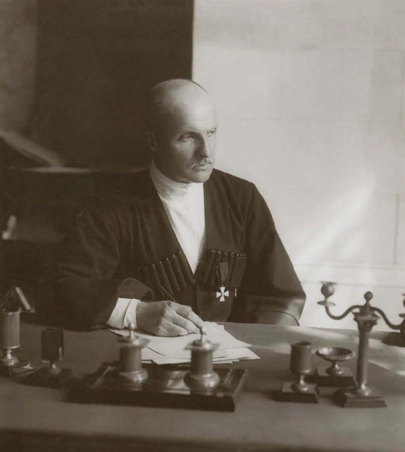 Гетьман Павло Скоропадський у робочому кабінеті. 1918 р._new-2