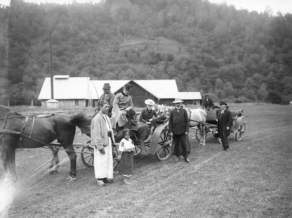 Групове фото мандрівників на каретах з місцевим населенням у Вучковому, 1901 р. ÖNB Bildarchiv und Grafiksammlung
