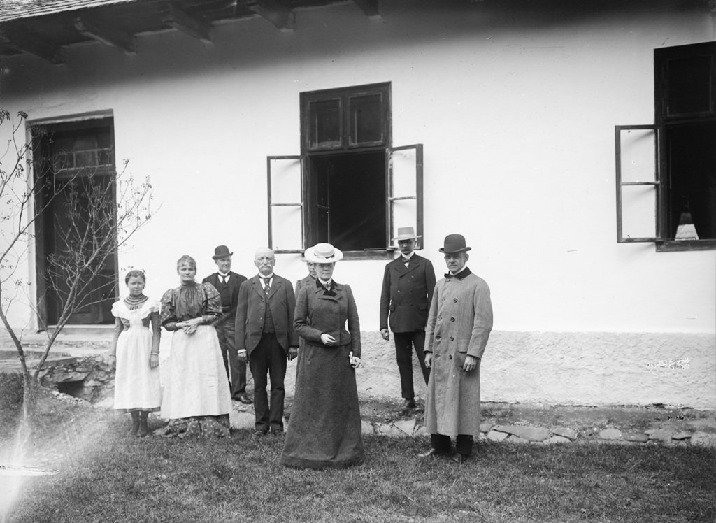 Груповий портрет мандрівників. У центрі Марія Тереза та Ладіслав Кавріані (2-й справа), 1901 рік. ÖNB Bildarchiv und Grafiksammlung