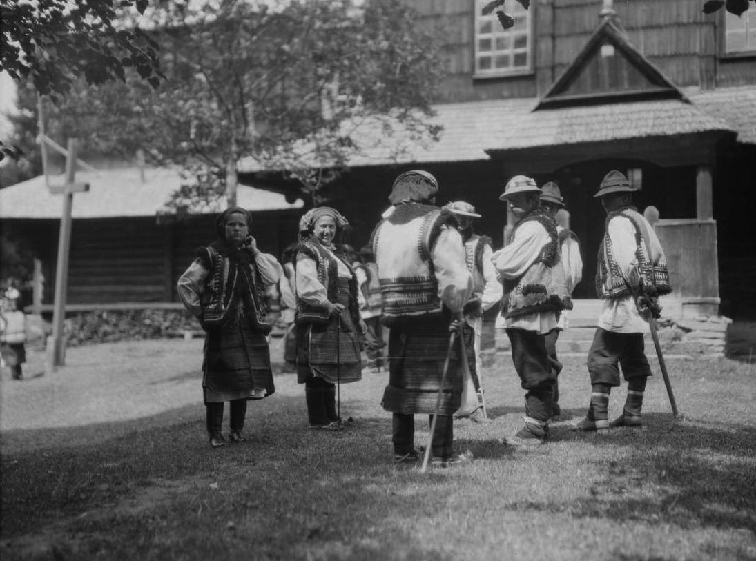 Гуцули біля церкви у селищі Жаб’є, 1930 р. Фотограф невідомий. Зі сторінки Robert Erik у FB