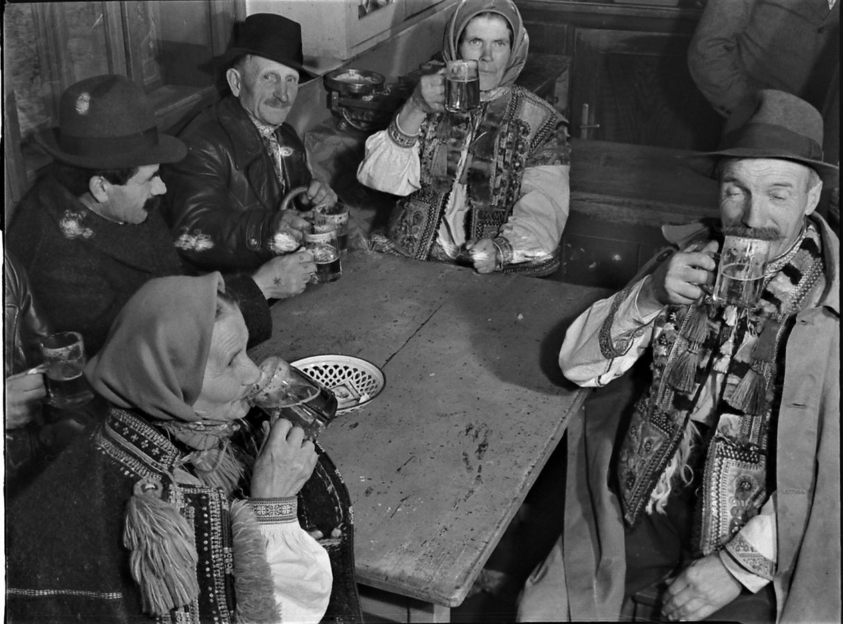 Гуцули п’ють пиво в корчмі. Ясіня, Підкарпатська Русь (Закарпаття), 1938 р. Марґарет Бурк-Вайт для «LIFE» © Time Inc.jpg