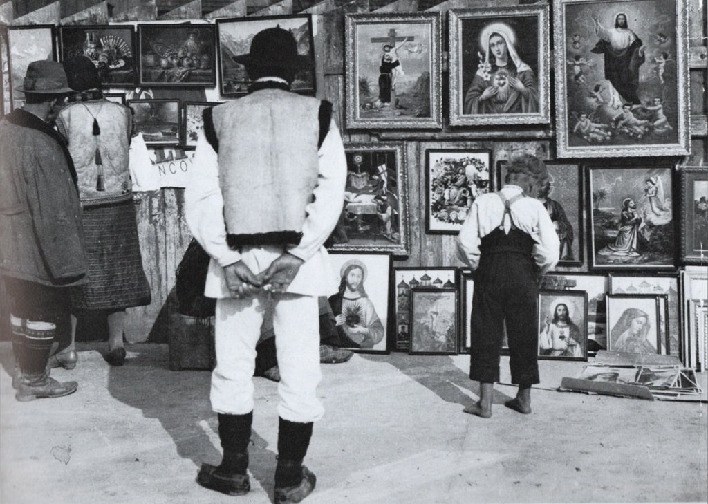 Гуцули розглядають картини та ікони на вуличному ринку у селищі Ясіня, 1930 р. Felix H. Man. Фото з книги Man With Camera (1984 р.)