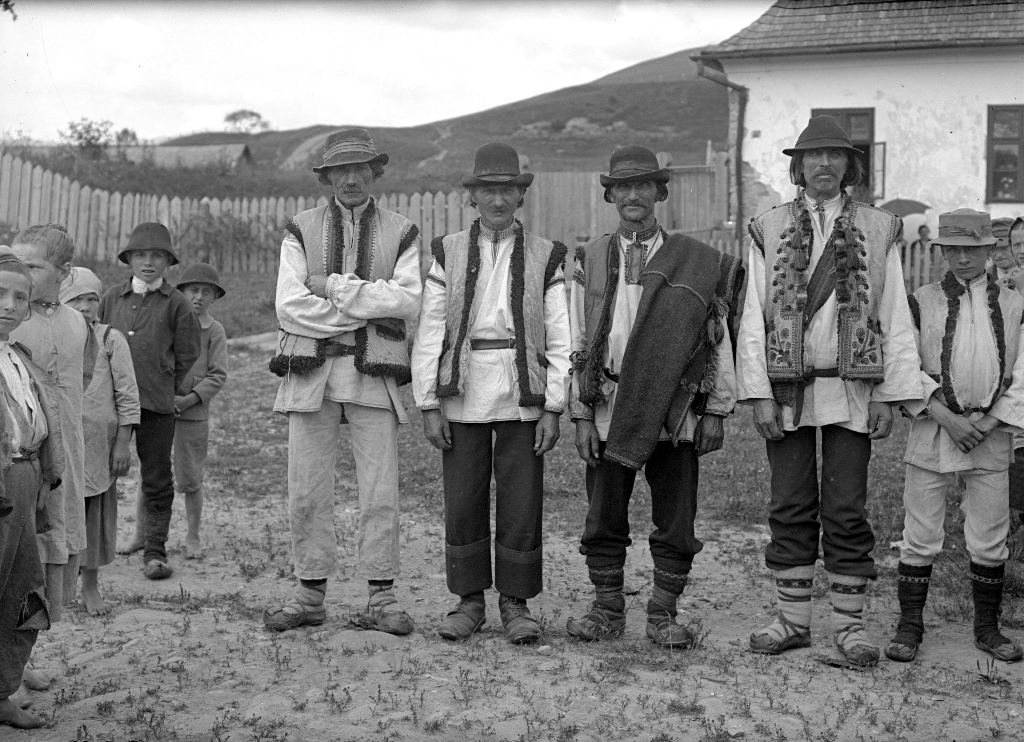 Гуцули у селищі Ясіня на Рахівщині, 1920 р. Фото Флоріана Заплетала з архіву Миколи Мушинки