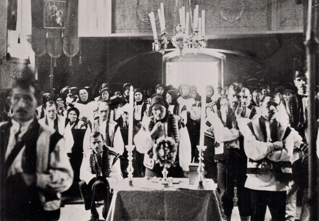 Гуцули в храмі, 1930 р. Felix H. Man, Архів Центру досліджень визвольного руху