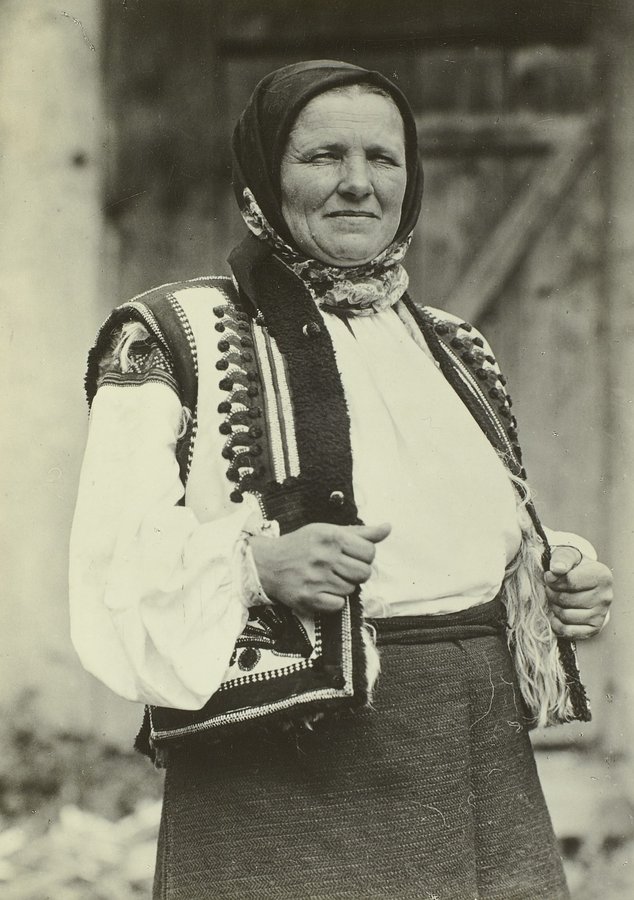 Гуцулка у народному одязі. Рахів, 1934 рік. Walter Möbius, df_m_0003296 SLUB Deutsche Fotothek