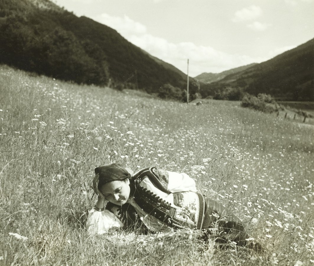 Гуцулка у народному одязі на Закарпатті, 1939 р. Szöllősy Kálmán, F 329756 Néprajzi Múzeum. Budapest, Magyarország