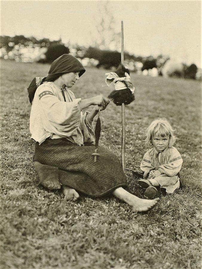 Гуцулка з дитиною за прядінням. Рахів, 1934 рік. Walter Möbius, df_m_0003295 SLUB Deutsche Fotothek