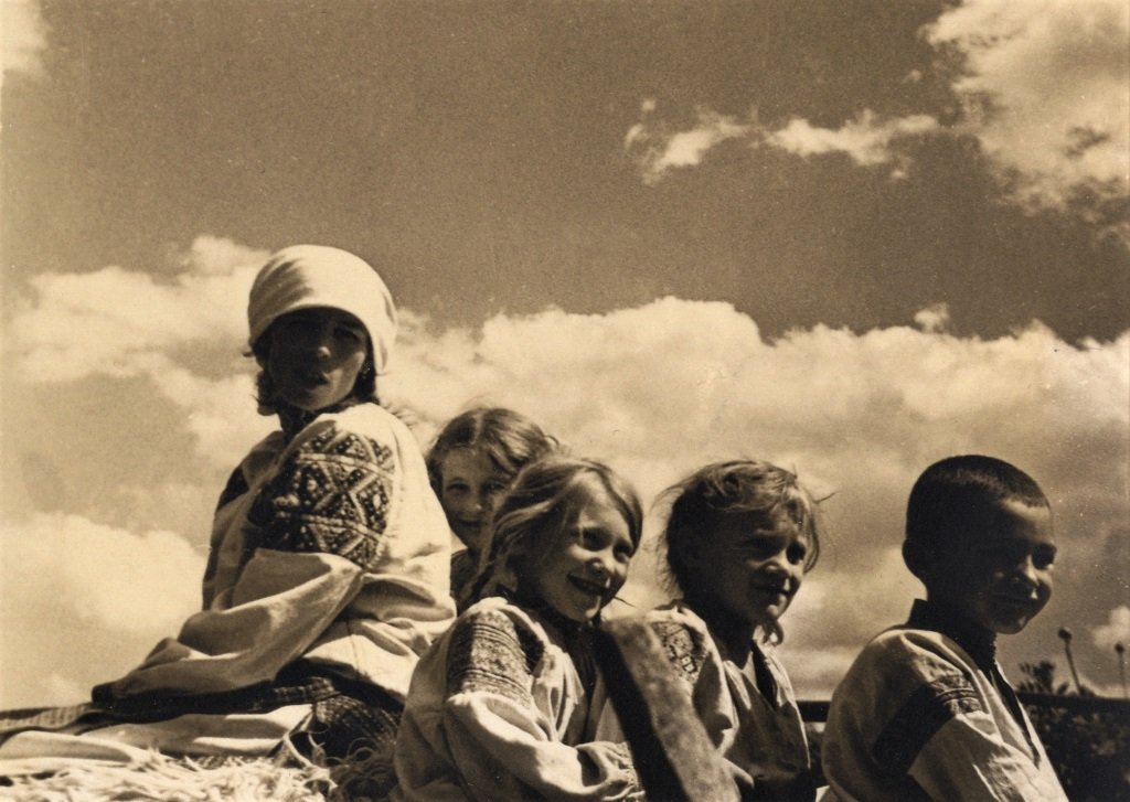 Гуцулка з дітьми на возі. Рахівщина, 1934 рік. Фото Зденка Фейфара з особистого архіву Петра Фейфара