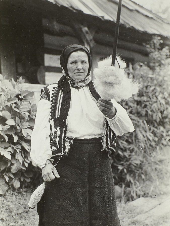 Гуцулка за прядінням. Рахів, 1934 рік