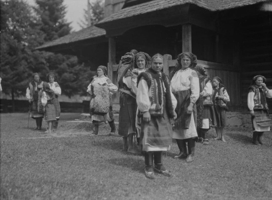 Гуцулки біля церкви у селищі Жаб’є, 1930 р. Фотограф невідомий. Зі сторінки Robert Erik у FB