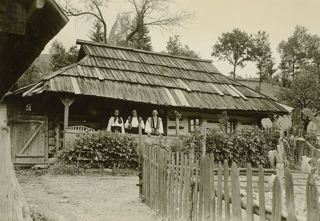 Гуцульська хата з мешканцями на ґанку. Рахів, 1934 рік. Walter Möbius, df_m_0003288 SLUB Deutsche Fotothek