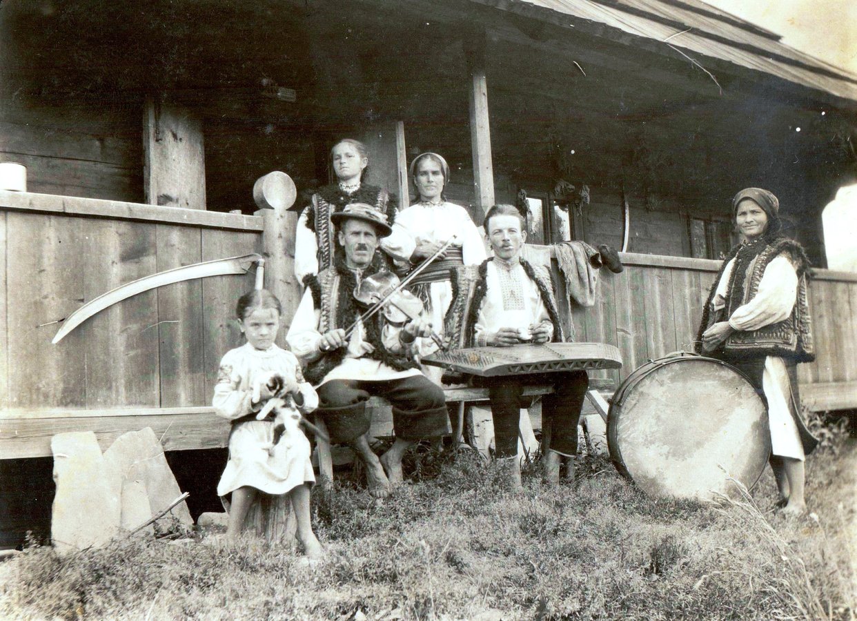 Гуцульська музика у селищі Жаб’є, 1930 р. Фото о. Степан Венгринович. Музеї у Фитькові